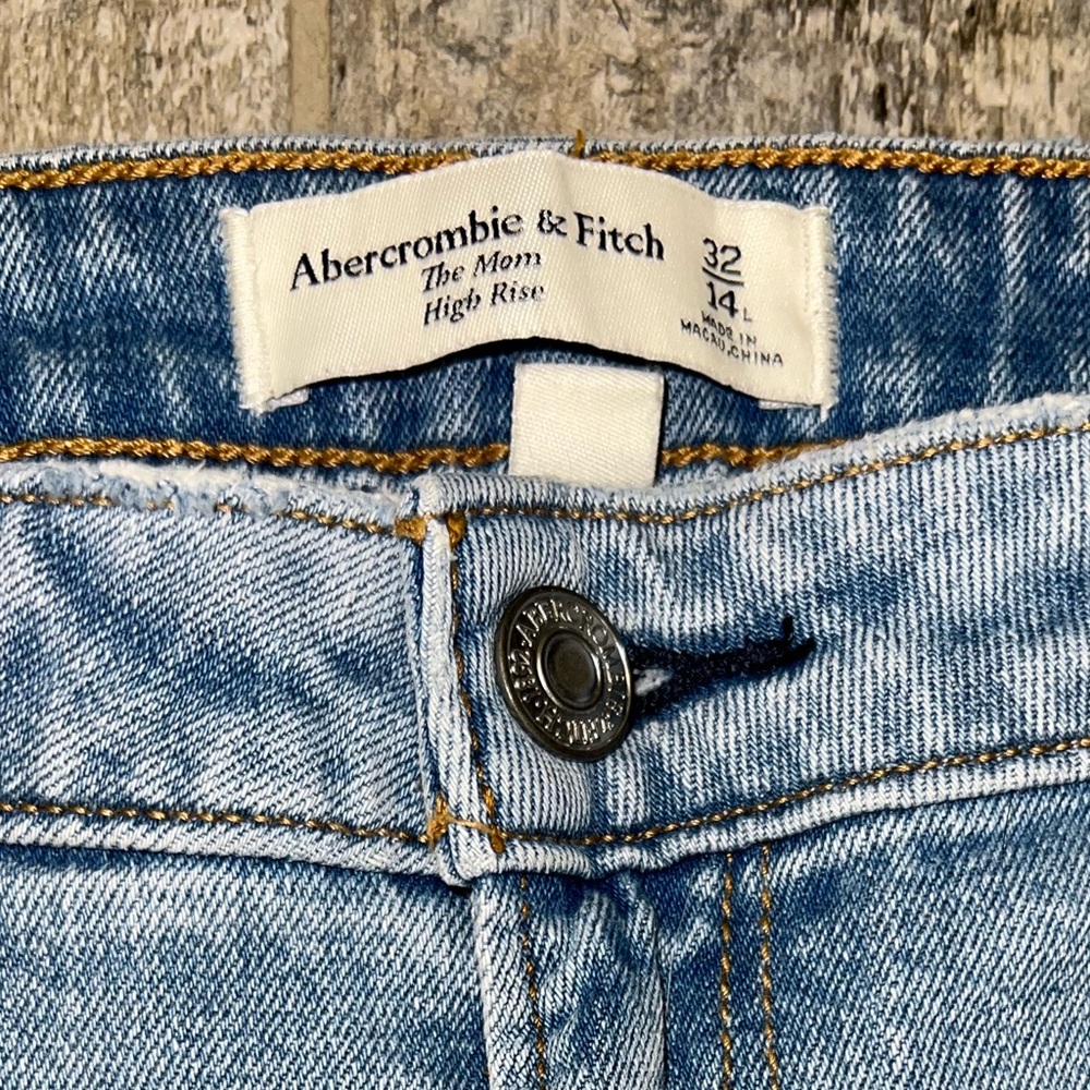 Abercrombie the mom high rise jeans in 14L - Picture 2 of 3